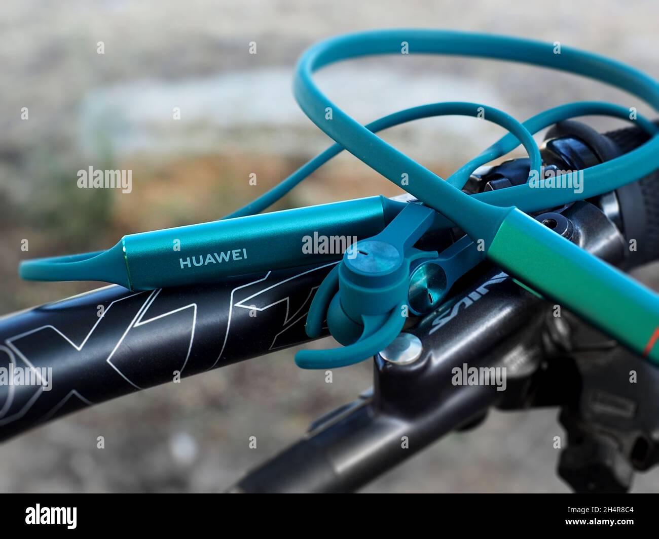 Écouteurs sans fil Huawei FreeLace Sport sur un arrière-plan flou. Banque D'Images