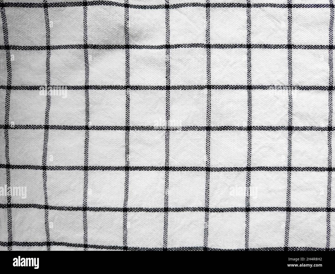 Nappe à carreaux ou serviette.Noir avec motif carré blanc comme arrière-plan Banque D'Images