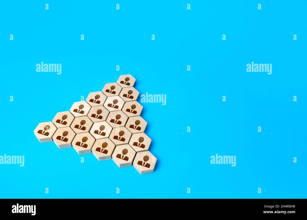 Employés de l'entreprise dans une hiérarchie pyramidale.Organisations ...