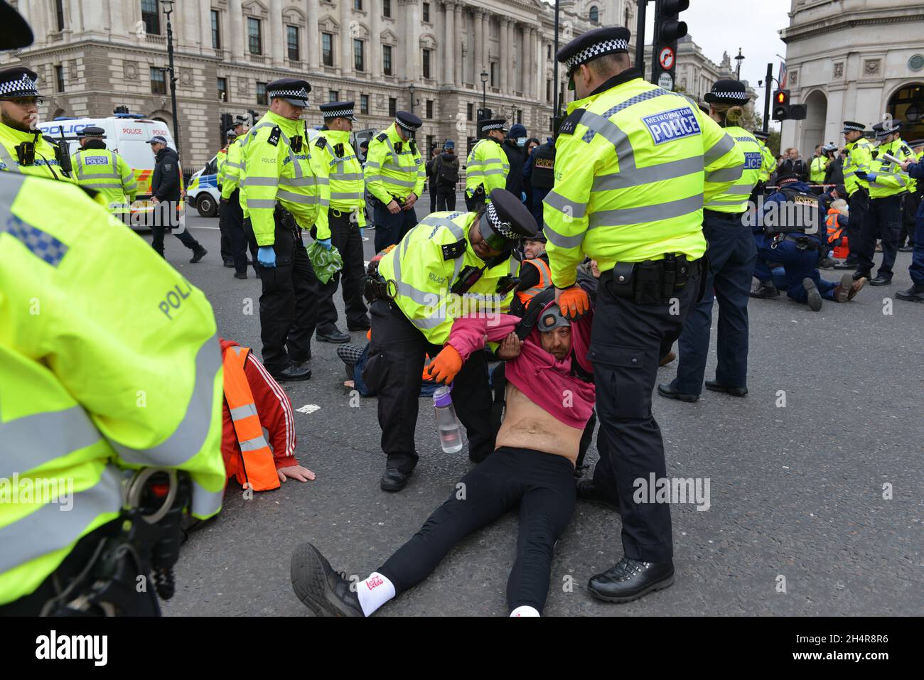 Londres, Royaume-Uni.4 novembre 2021.La police fait une arrestation pendant la manifestation.Isolez les militants britanniques qui bloquent les rues autour du Parlement en les encollant sur les routes.Credit: Thomas Krych/Alamy Live News Banque D'Images