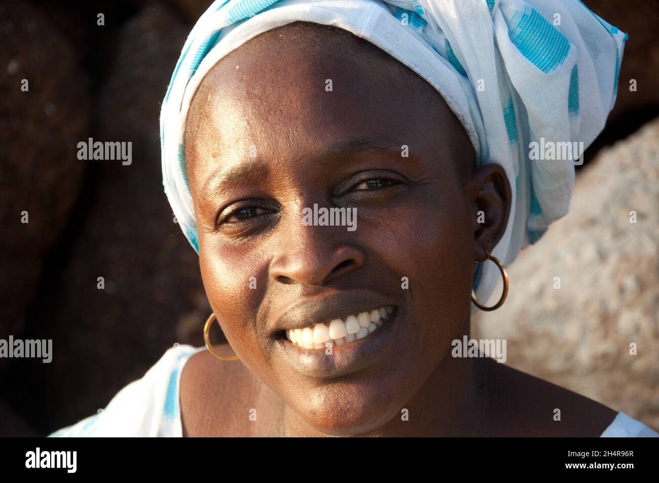 Femme sénégalaise, à la plage, Saly-Portudal, petite Côte du Sénégal, Sénégal Banque D'Images