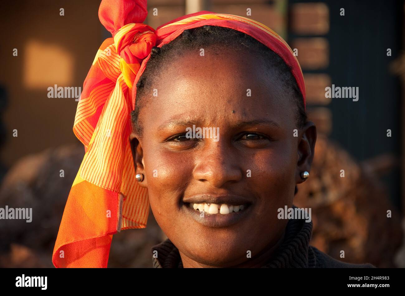 Femme sénégalaise, à la plage, Saly-Portudal, petite Côte du Sénégal, Sénégal Banque D'Images