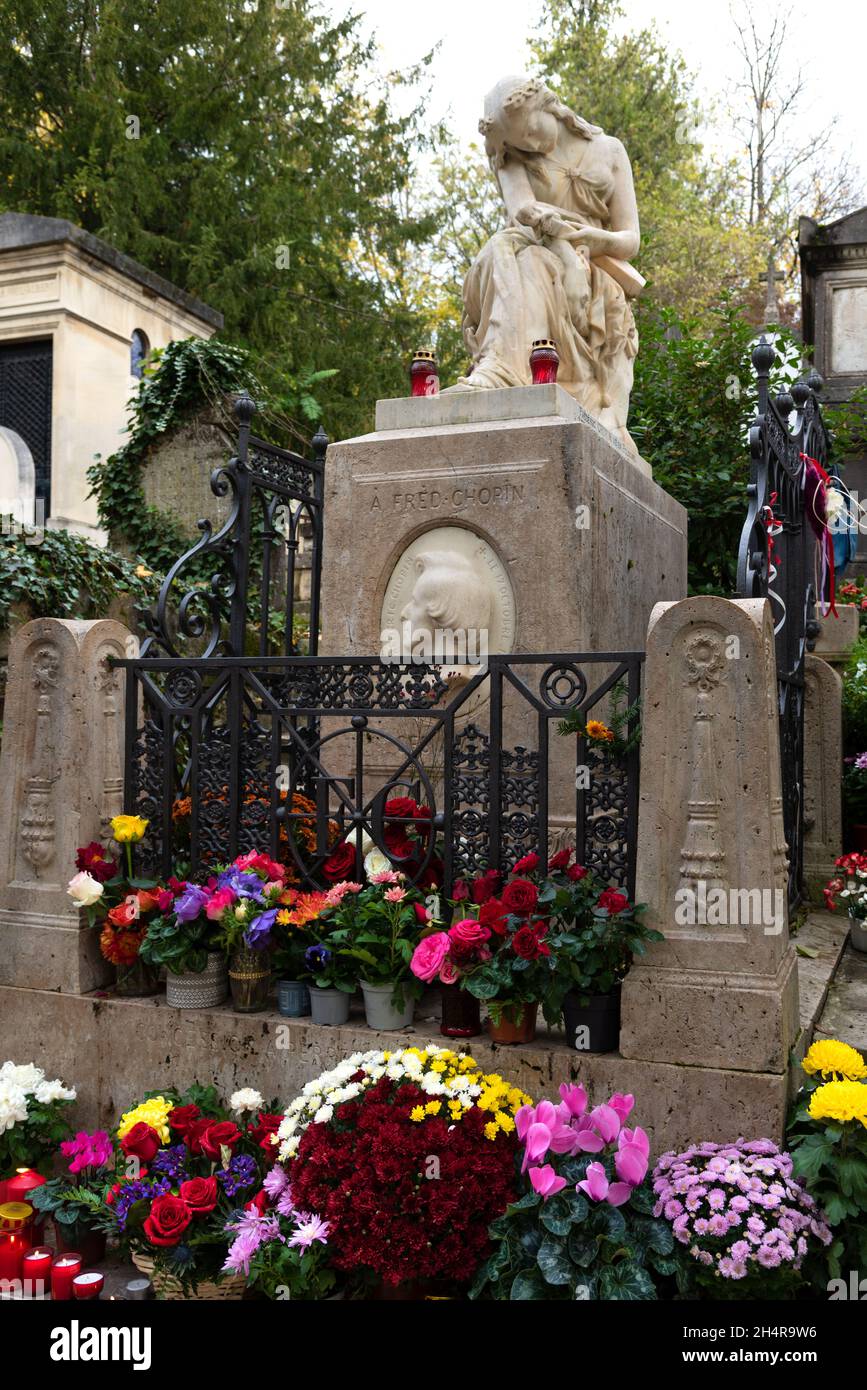 PARIS, FRANCE - 1er NOVEMBRE 2021 : tombe du grand compositeur Frédéric  Chopin à Pere Lachaise, couverte de fleurs et de bougies à la Toussaint  Photo Stock - Alamy