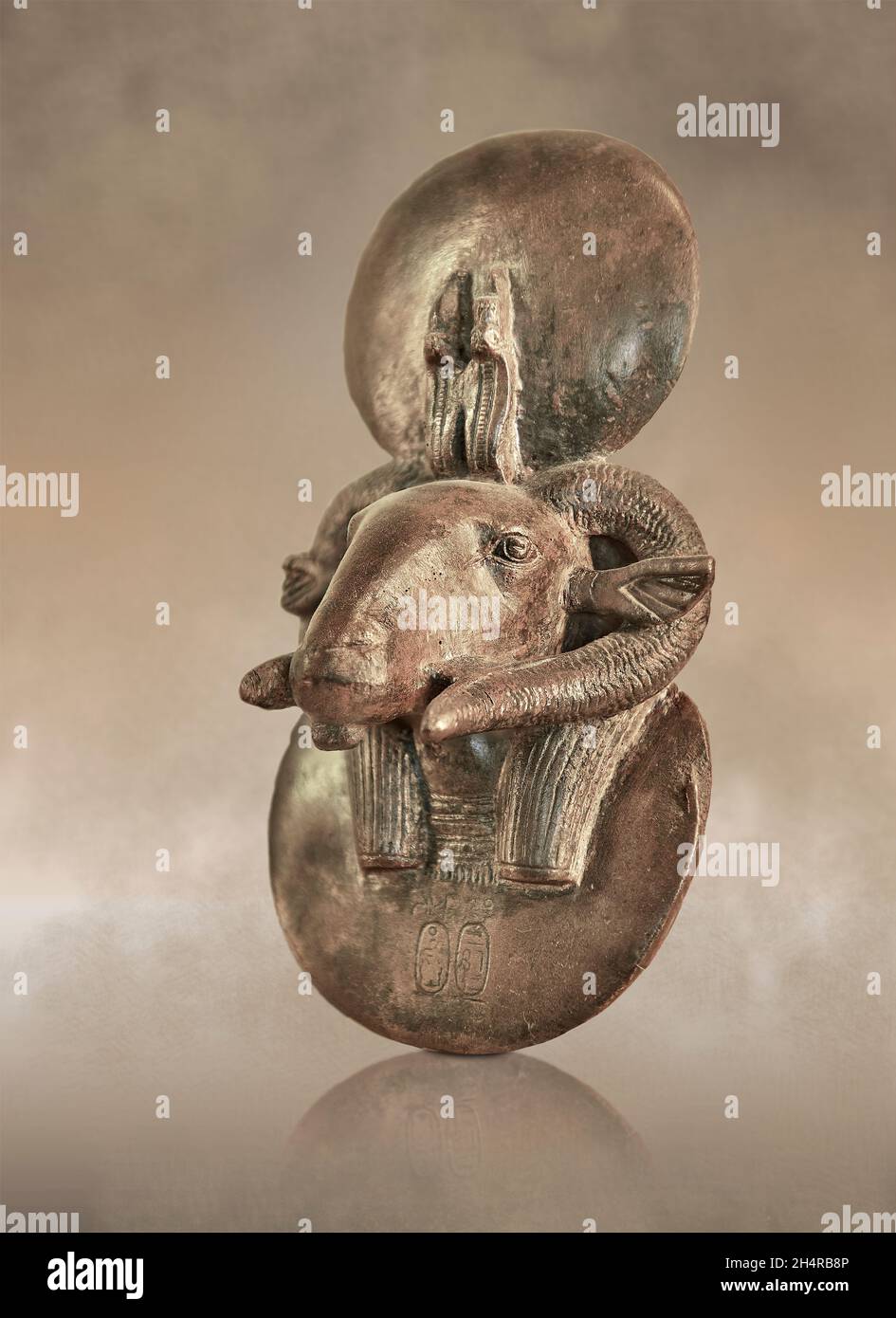 Ancienne sculpture égyptienne en cuivre de dieu Amun, 664-656 av. J.-C., 25e dynastie, nom du roi Tantamani inscrit, alliage de cuivre.Musée du Louvre E 33072. Banque D'Images