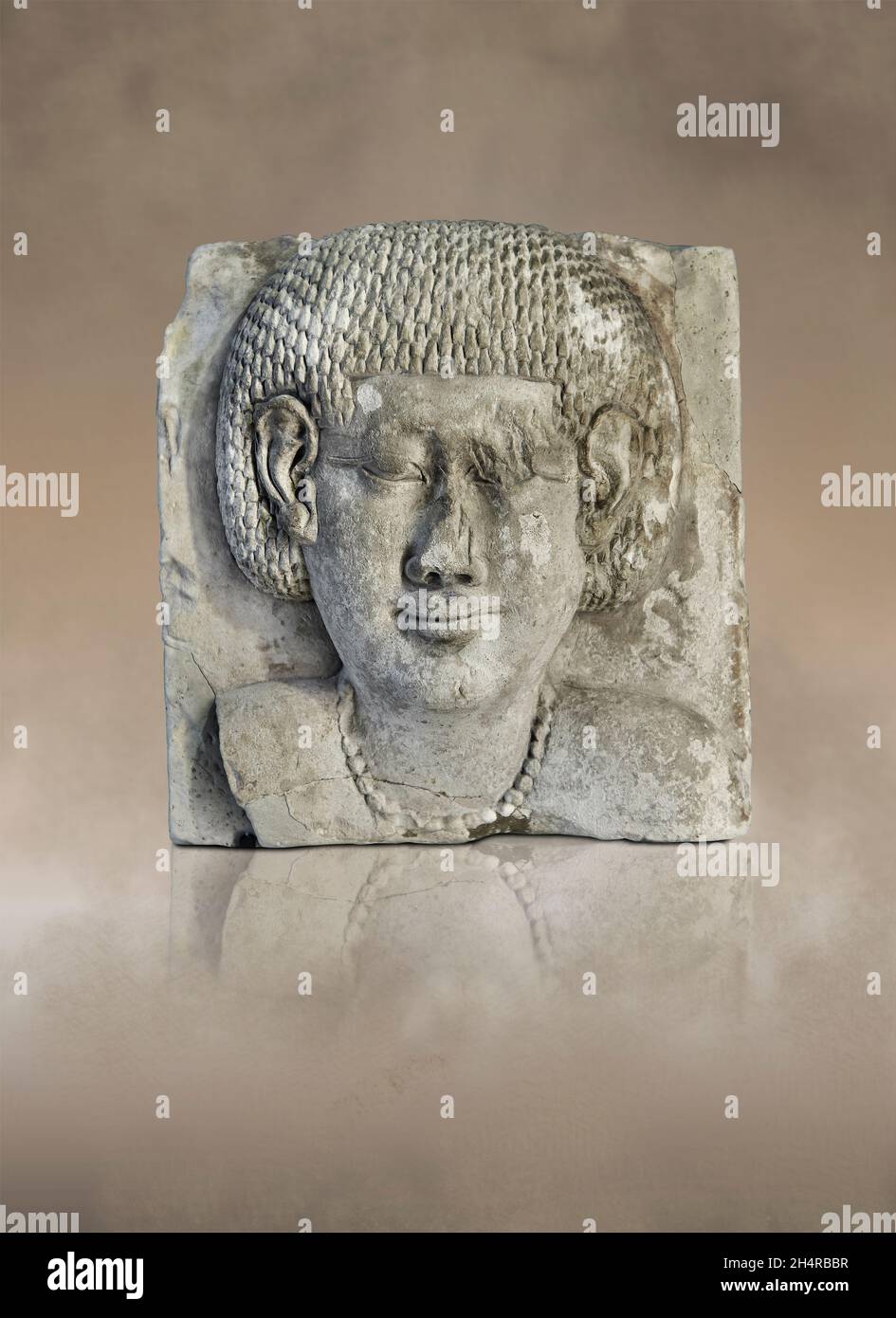 Sculpture égyptienne ptolemaic d'une femme dans le bas relief, 4e cent BC, Ptolemaic, .Musée du Louvre AF12846.Il s'agit d'un modèle de chaboisseaux inachevé montrant un Banque D'Images