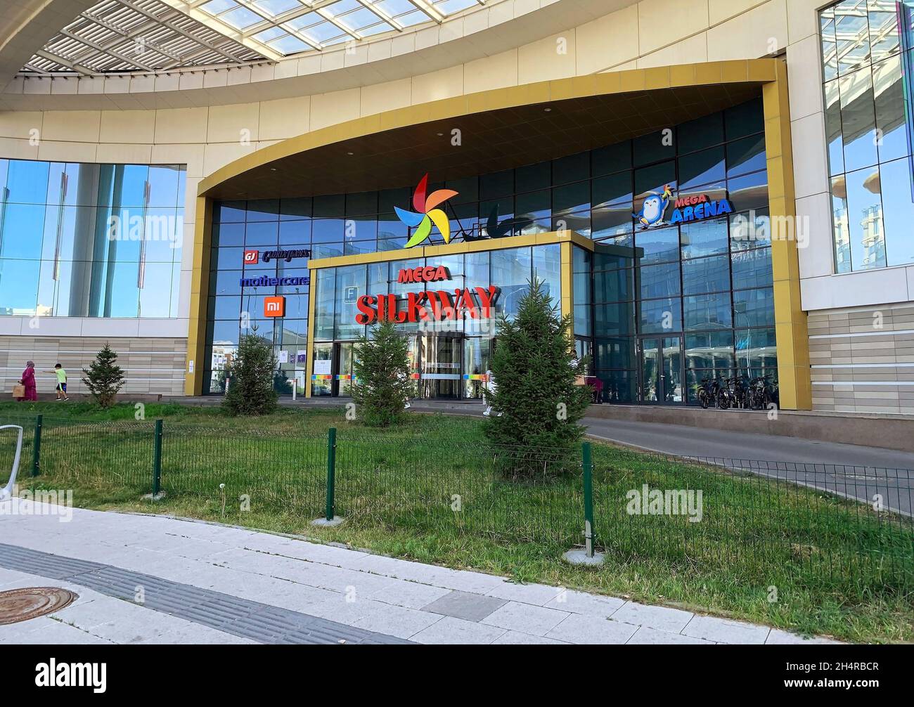 Nur-Sultan - Kazahstan - 5 septembre 2021 : le plus grand centre commercial de nur-Sultan.Extérieur du centre commercial MegaSilkWay avec prêt de verre.Méga Silk Way Banque D'Images