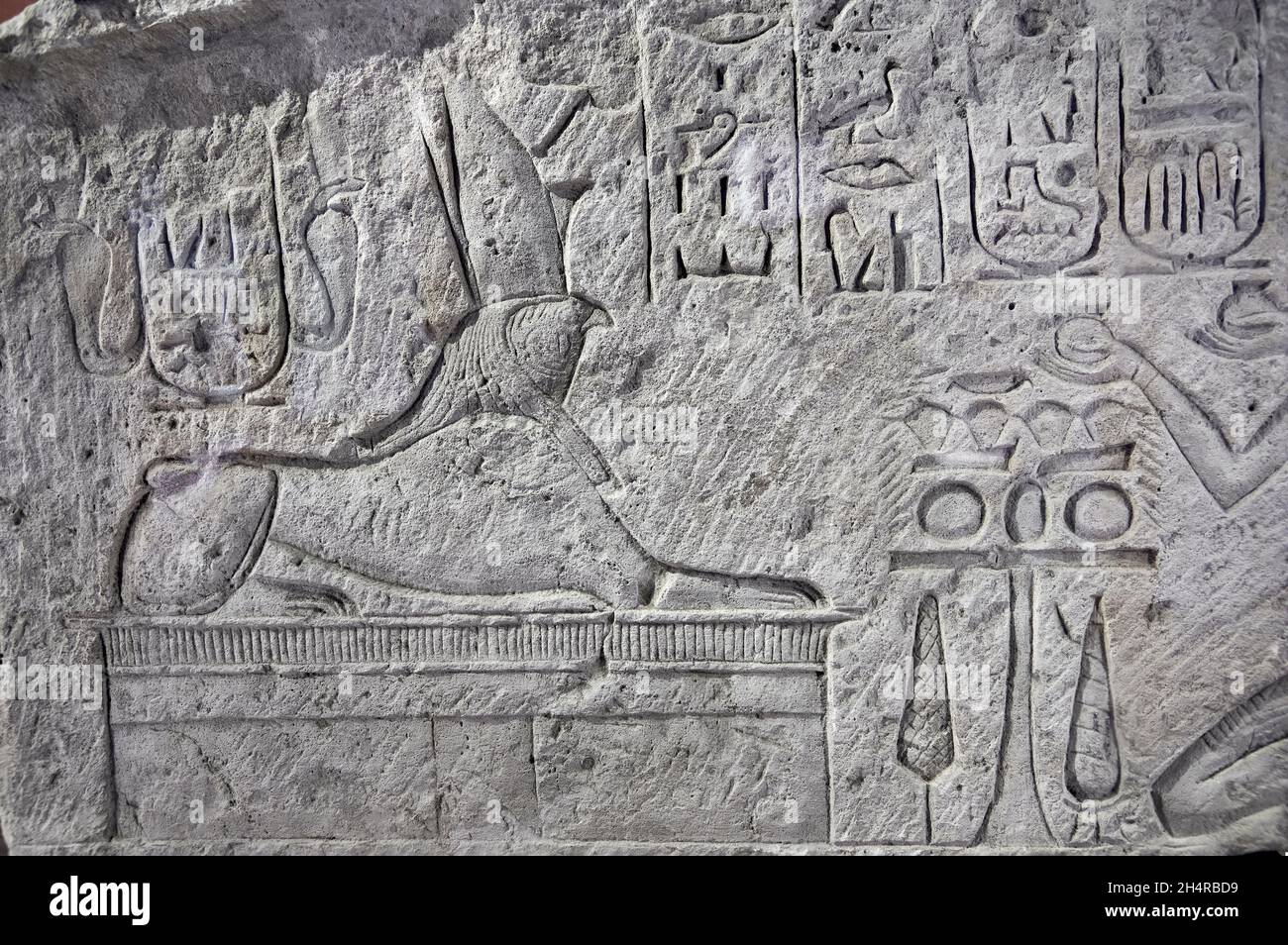 Fragment de relief égyptien antique de Ramesses faisant une offrande à un sphinx avec une tête de faucon .Musée du Louvre Paris Banque D'Images