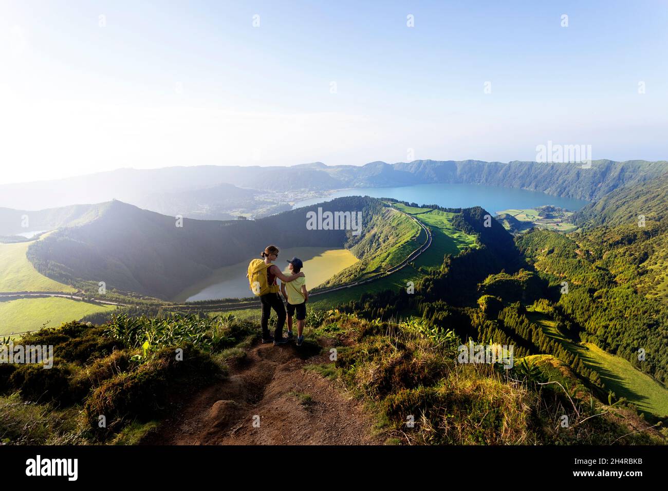 Mère et fils sur Miradouro da Boca do Inferno point de vue avec Lagoa Verde, Lagoa Azul et l'océan en arrière-plan. Sete Cidades, Açores Banque D'Images