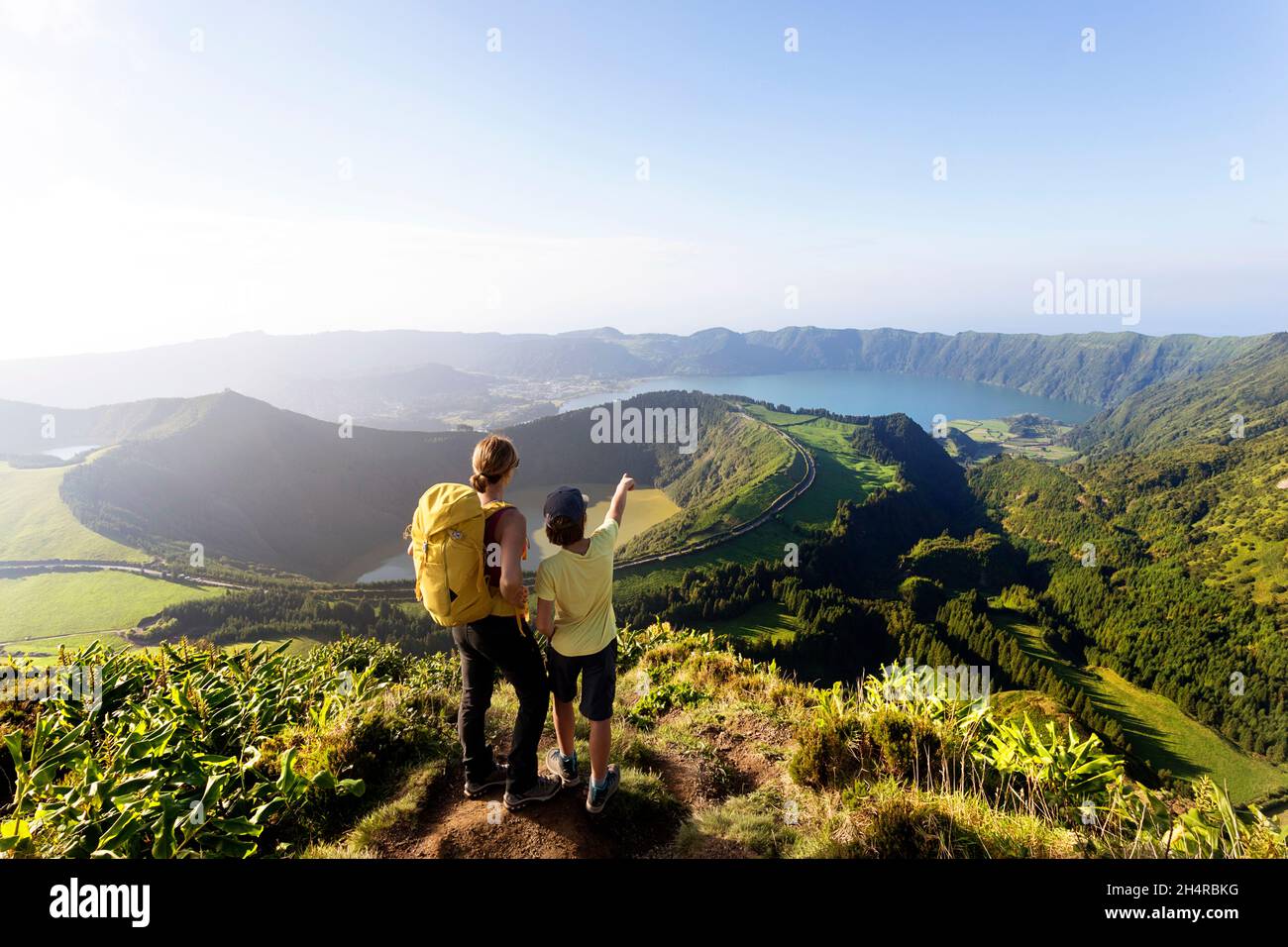 Mère et fils sur Miradouro da Boca do Inferno point de vue avec Lagoa Verde, Lagoa Azul et l'océan en arrière-plan. Sete Cidades, Açores Banque D'Images