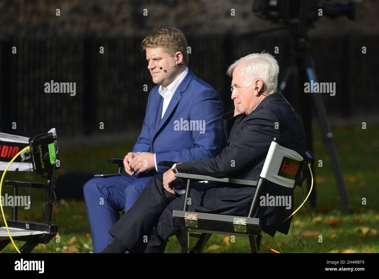 John McDonnell, député (Labour: Hayes and Harlington) sur College Green, Westminster, qui sera interviewé par Peter Cardwell de Talk radio juste après l'automne Banque D'Images