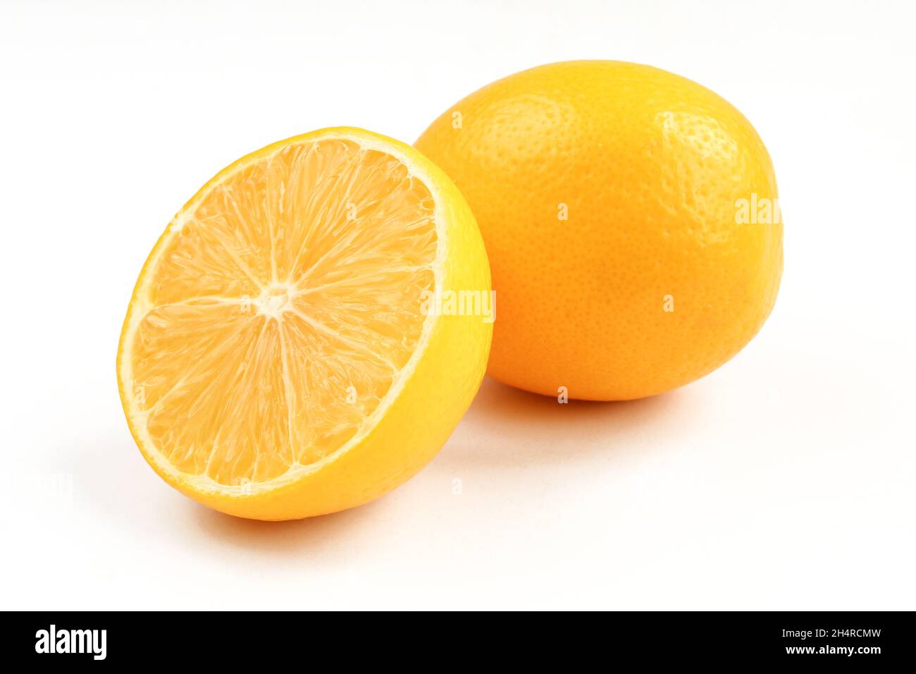 Un citron et demi isolé sur fond blanc.Fruits sains Banque D'Images