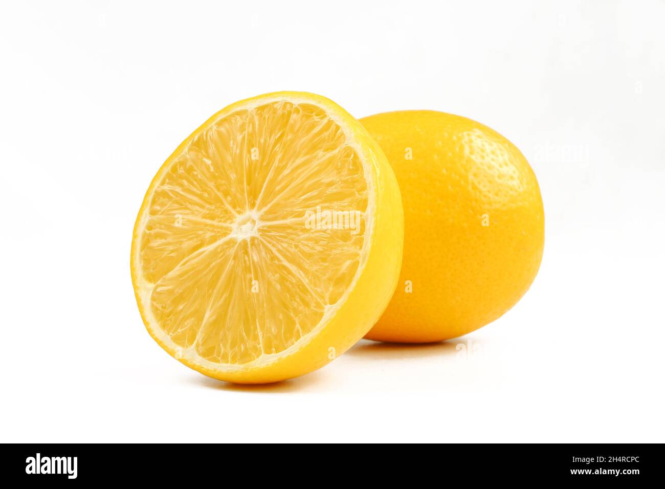 Un citron et demi isolé sur fond blanc.Fruits sains Banque D'Images