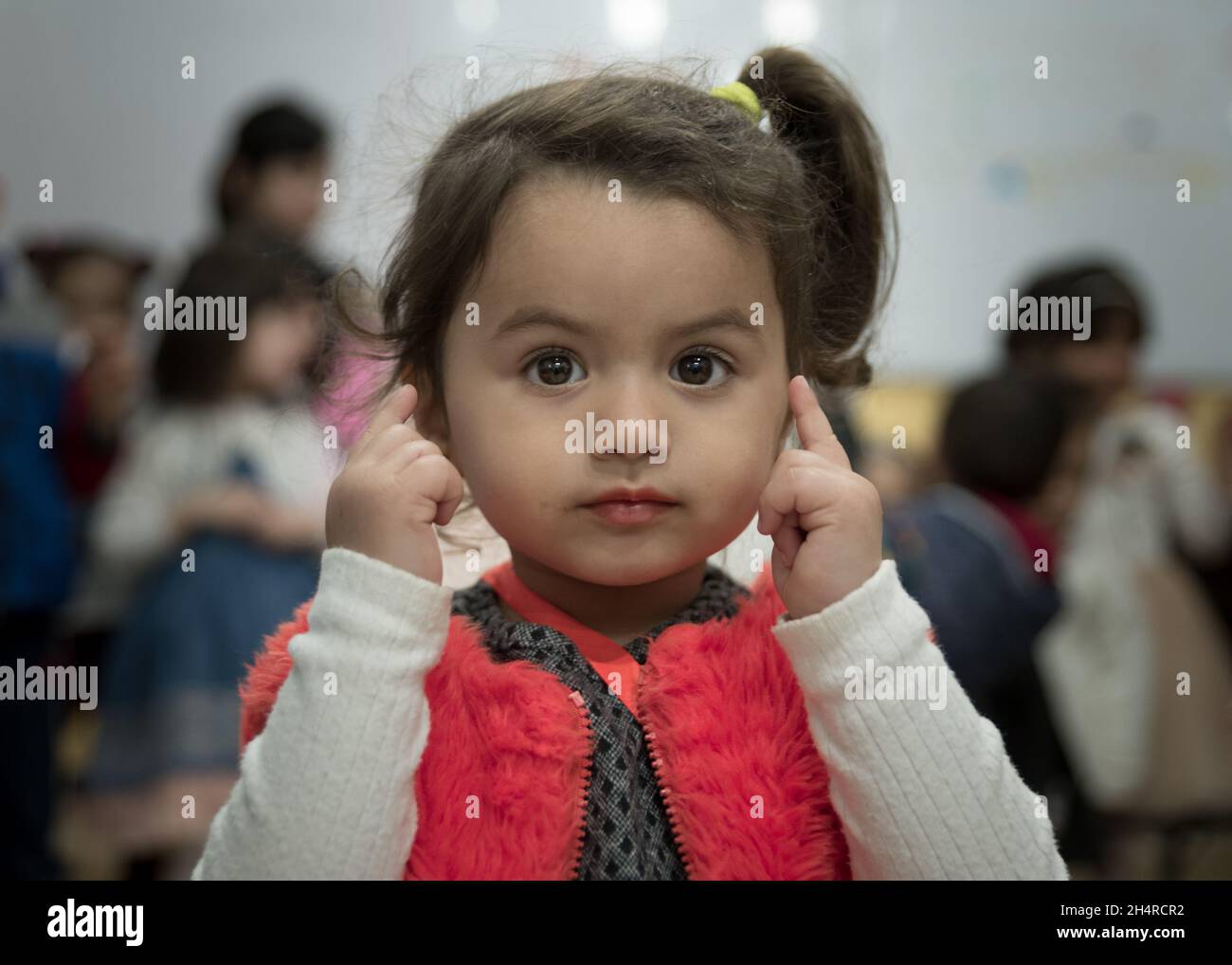 Portrait de petits enfants jouant des blocs colorés dans la salle de classe.Apprendre en jouant le concept d'étude de groupe d'éducation.International pup Banque D'Images