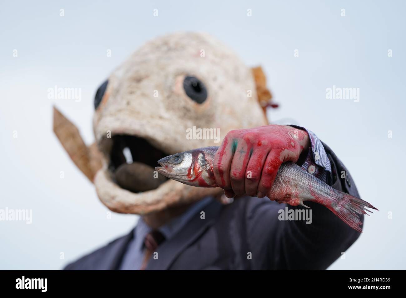 Un interprète avec un masque de tête de poisson saignant portant un costume  à fines rayures lors d'une démonstration à Glasgow par Ocean Rebellion  contre le Marine Stewardship Council (MSC) .Date de