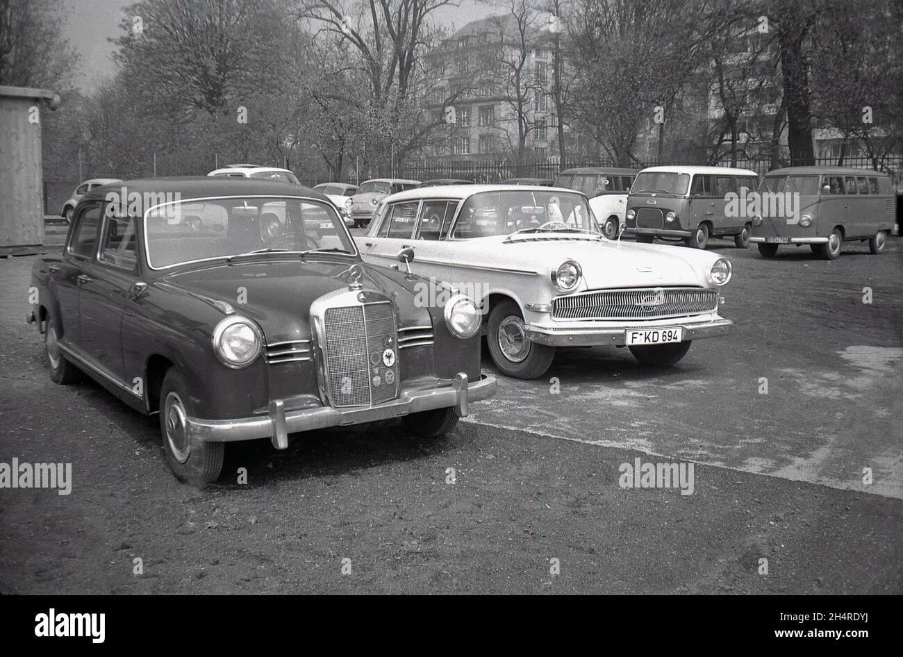 Années 1960, historique, voitures dans un parking d'occasion, Allemagne, y compris une Mercedes, Opel et VW Camper van, Banque D'Images