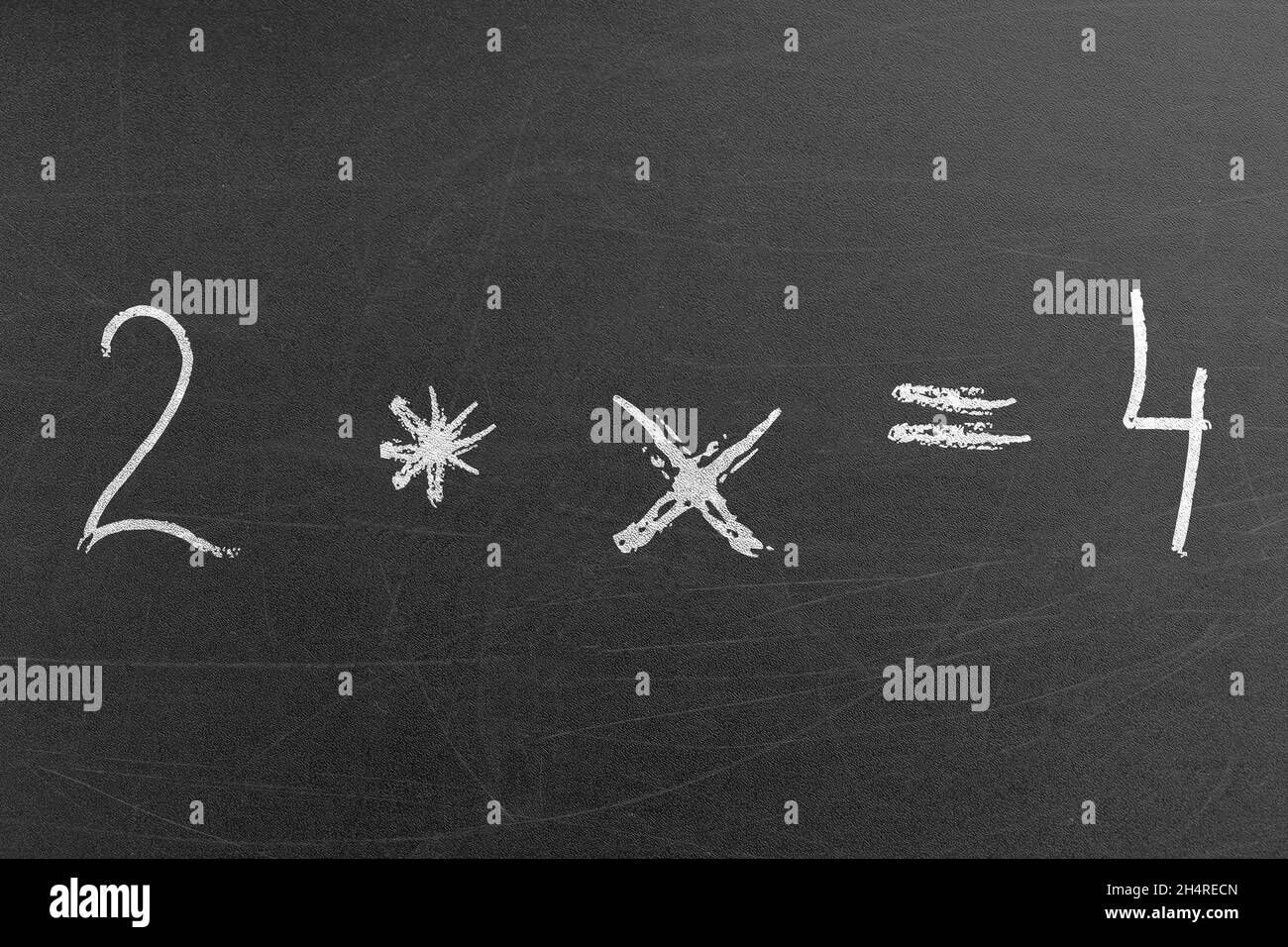 Simple équation de multiplication mathématique sur le tableau de surveillance de l'école.Formules et examens d'écriture manuscrite.Les concepts et les origines de l'éducation et de l'apprentissage Banque D'Images