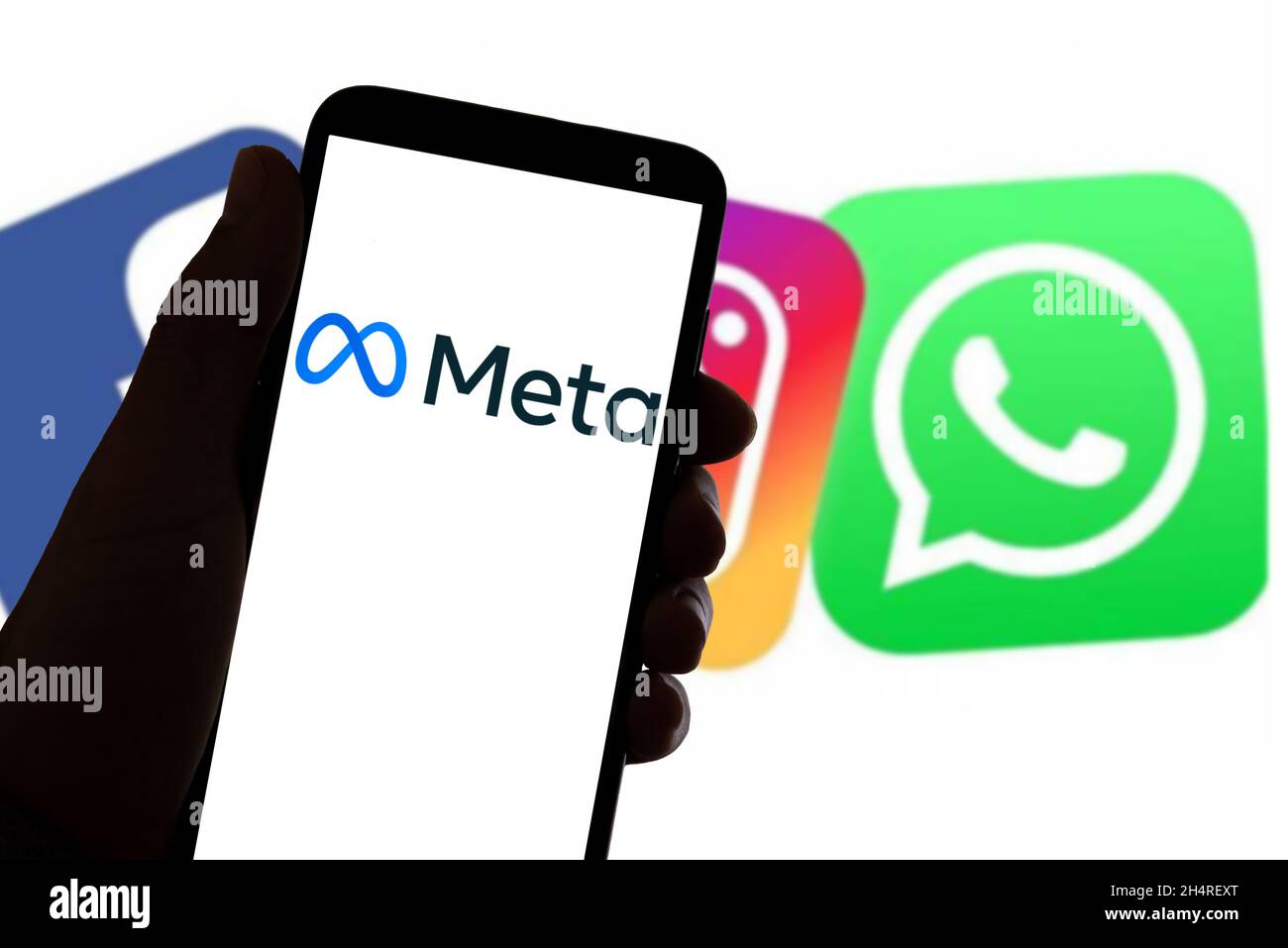 Dans cette photo, le logo de Meta, la société mère des réseaux sociaux Instagram, Facebook et Whatsapp est vu sur l'écran du téléphone mobile et d'un ordinateur portable à Barcelone, Espagne, le 4 novembre 2021.(Photo par Davide Bonaldo/Sipa USA) Banque D'Images