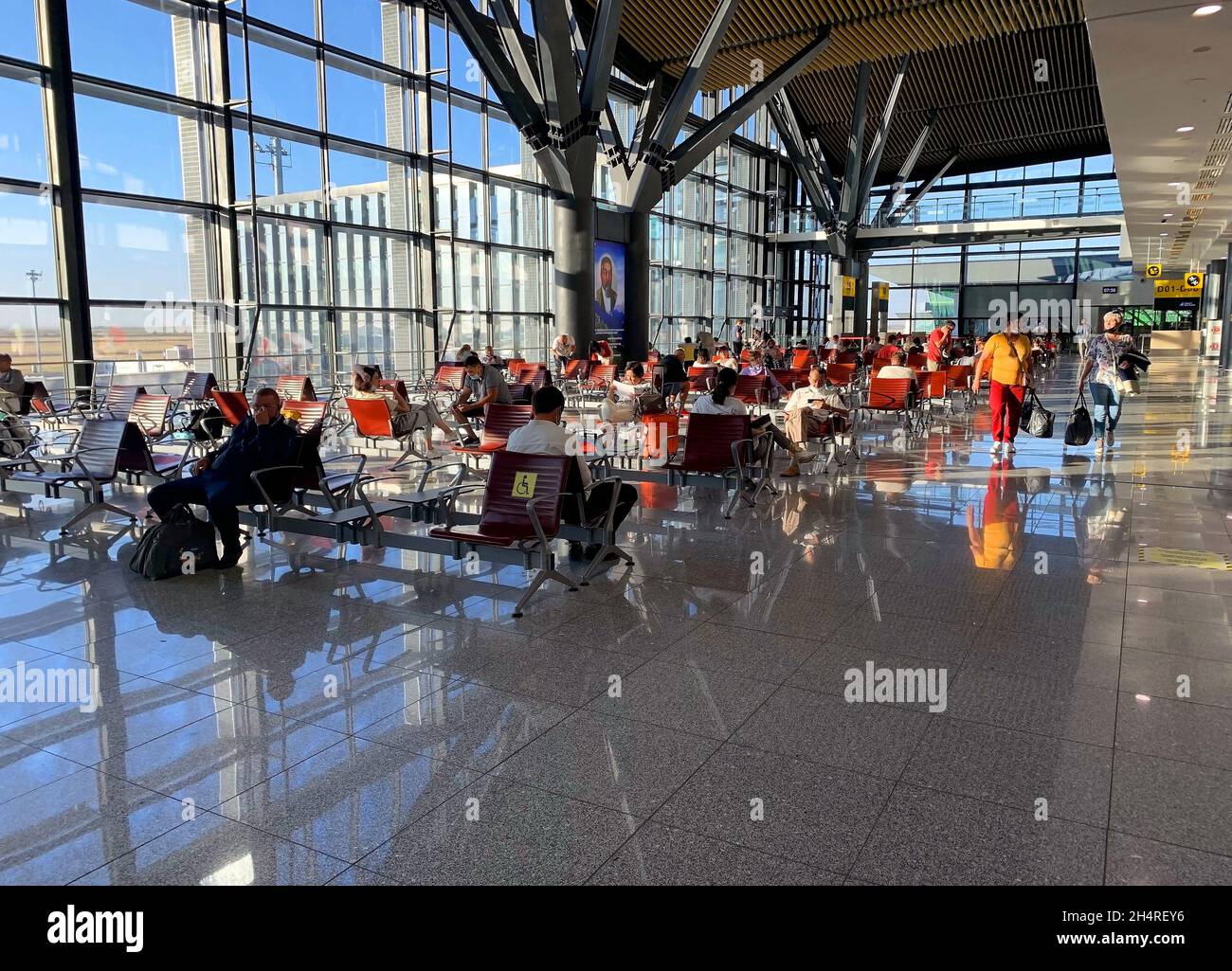 Nur-Sultan - KAZAKHSTAN - 5 septembre 2021 : l'aéroport international Astana Nursultan Nazarbayev, est à Nur Sultan.Hall des départs de l'aéroport Banque D'Images