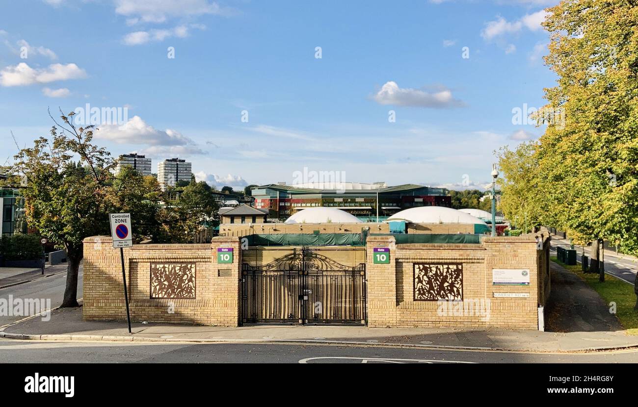 LONDRES, ROYAUME-UNI - 10 octobre 2021 : une vue du stade de tennis de Wimbledon a vu la porte 10 à Londres, Royaume-Uni Banque D'Images
