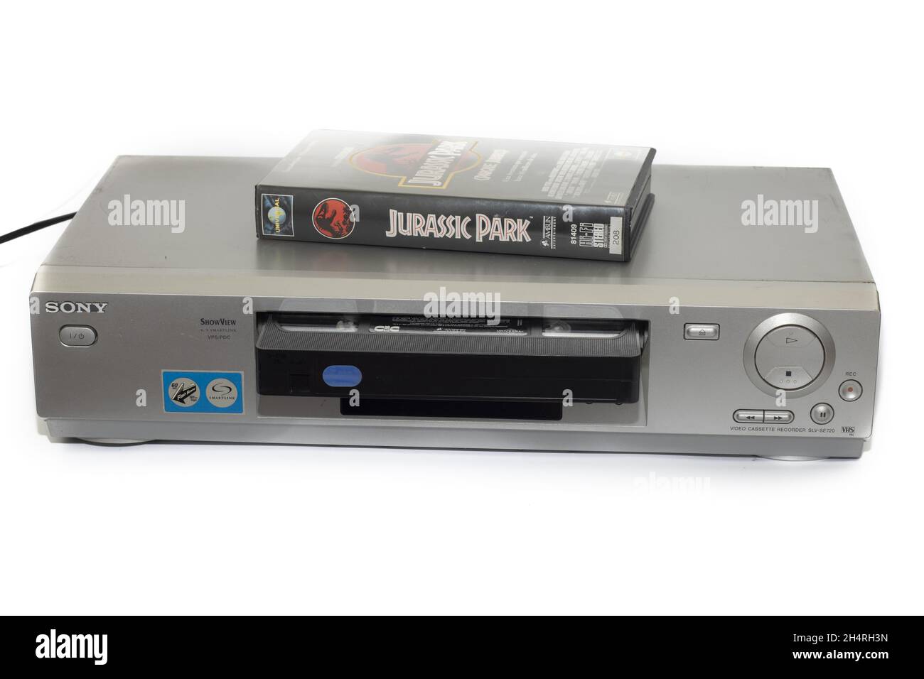 HUELVA, ESPAGNE - 11 octobre 2021 : la cassette VHS de Jurassic Park sur un ancien magnétoscope Sony isolé sur fond blanc Banque D'Images