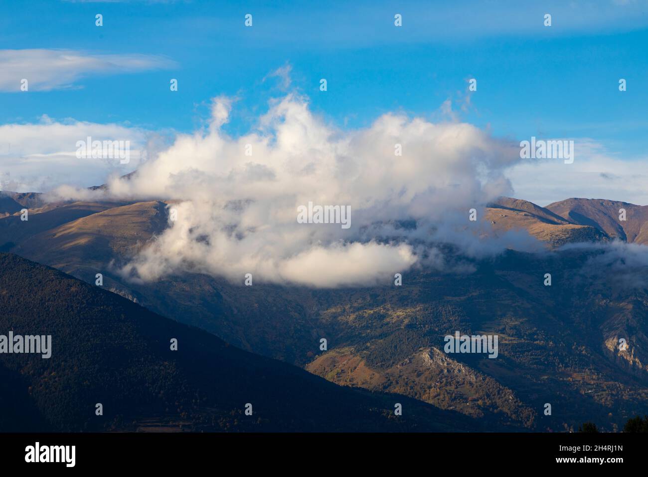 Sommet de la mouintain de Puigmal (pic) recouvert de nuages.Queralbs, Vall de Núria (vallée de Nuria) El Ripollès, Gérone, Catalogne, Espagne.Europe. Banque D'Images