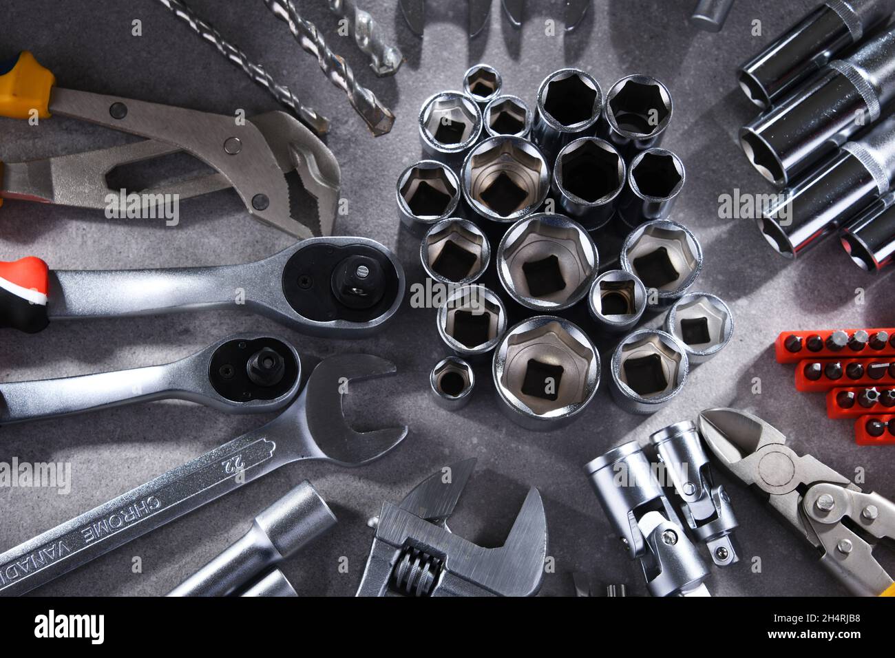 Composition avec une variété d'outils métalliques. Banque D'Images