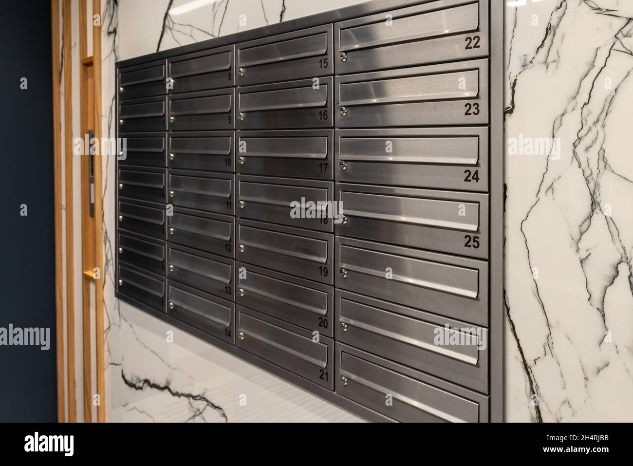 Boîtes aux lettres sur le mur dans l'entrée d'un immeuble à appartements. Banque D'Images