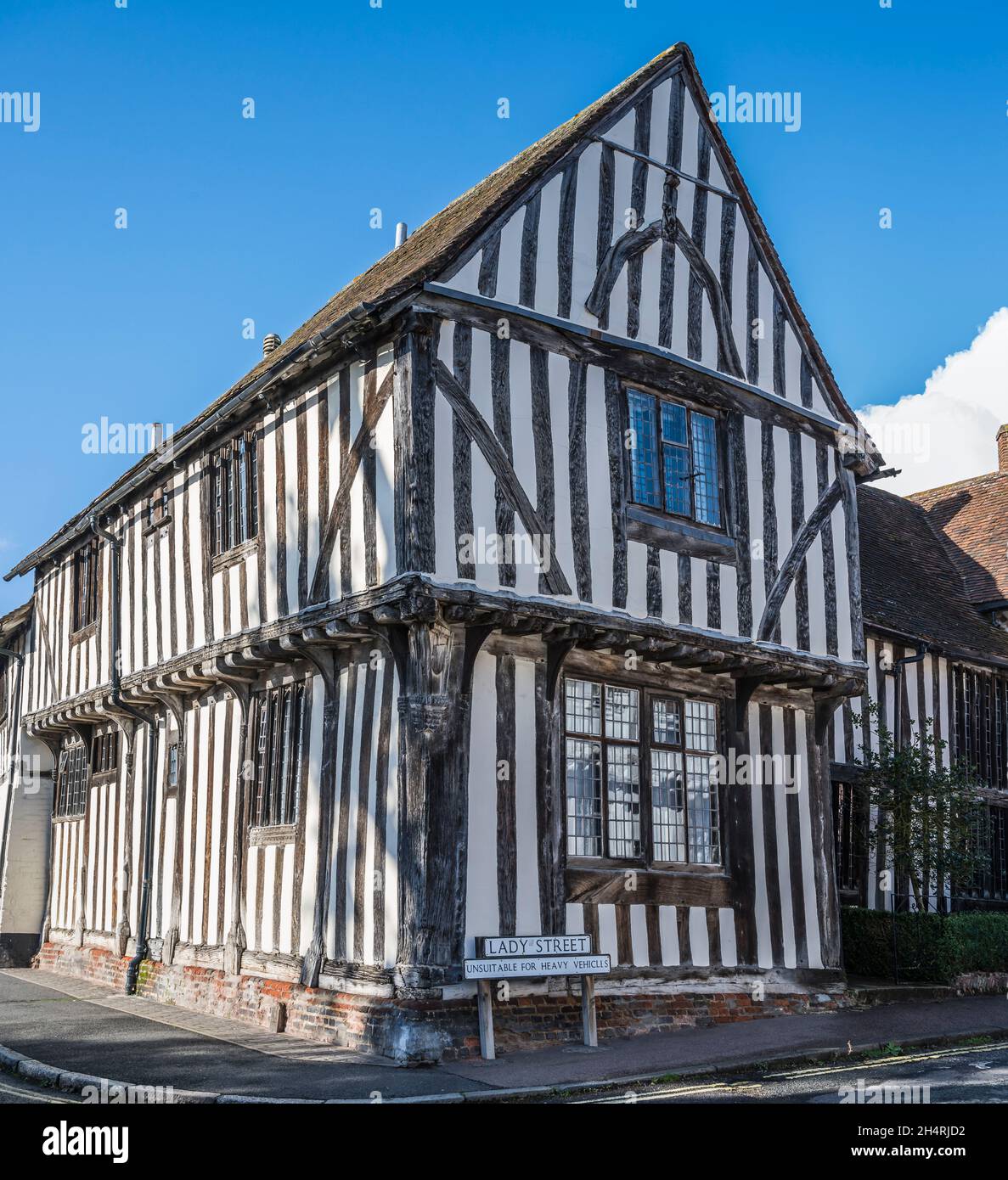 Ce bâtiment médiéval à pans de bois est le Swan Hotel dans le village de Lavenham dans le comté de Suffolk, très utilisé par USAF 487 Bomb Group pendant la Seconde Guerre mondiale. Banque D'Images