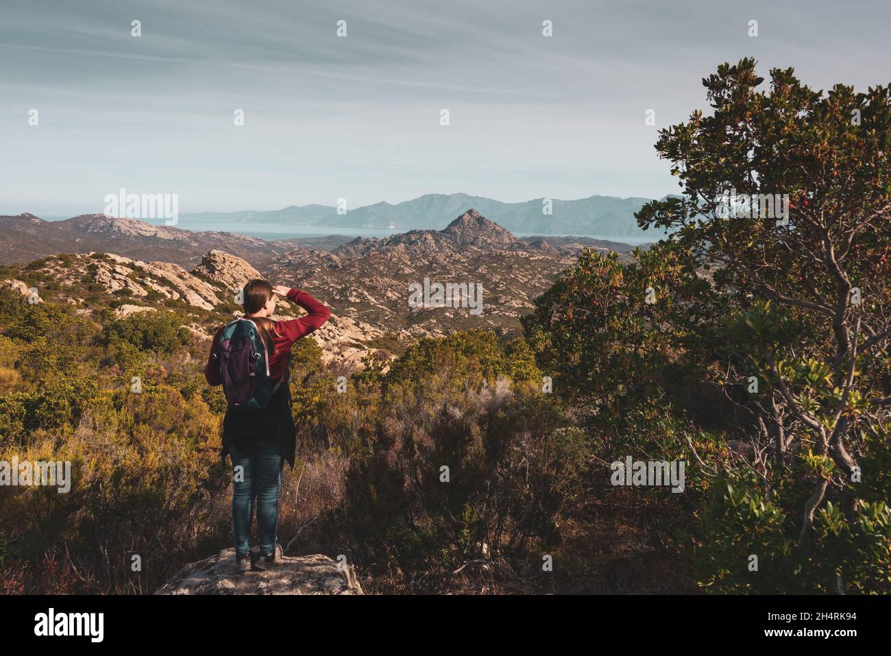 jeune femme seule marchant dans la campagne corse regardant la vue, concept de vacances aventure voyageant seule. Banque D'Images