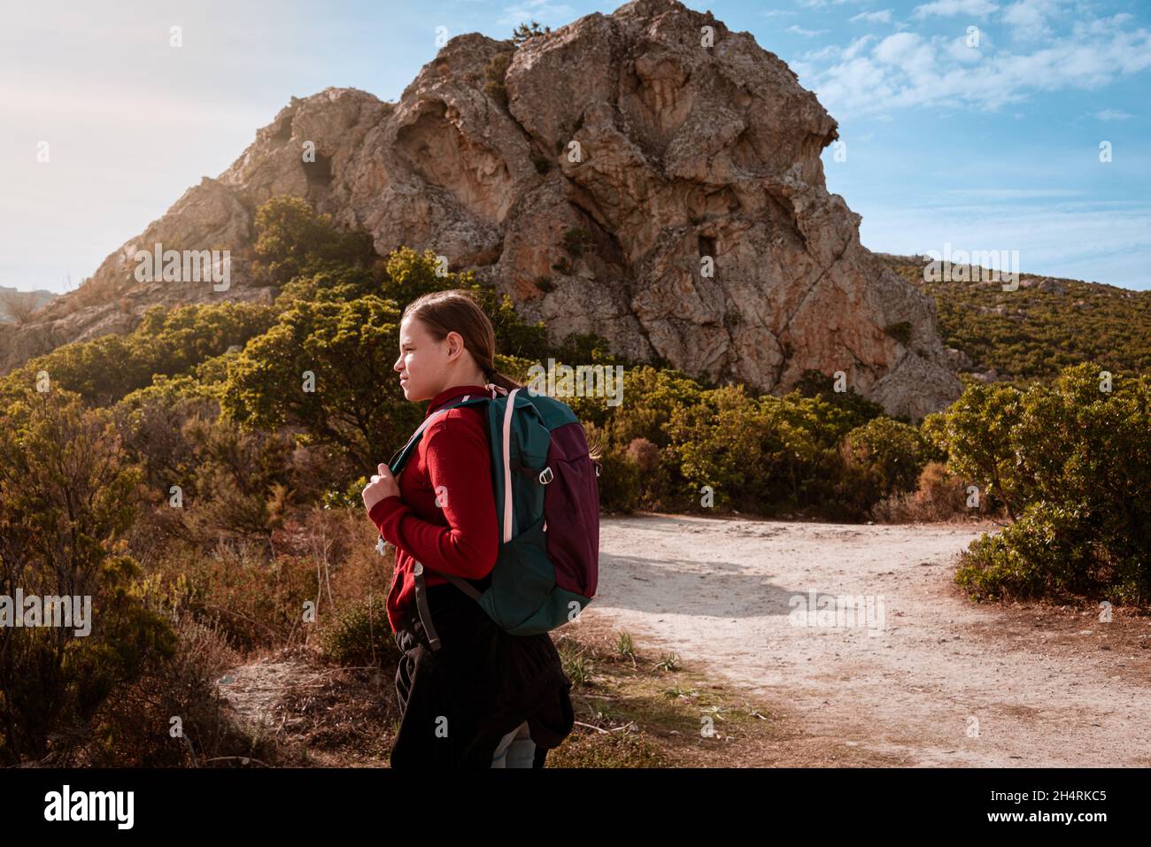 jeune femme seule marchant dans la campagne corse regardant la vue, concept de vacances aventure voyageant seule. Banque D'Images