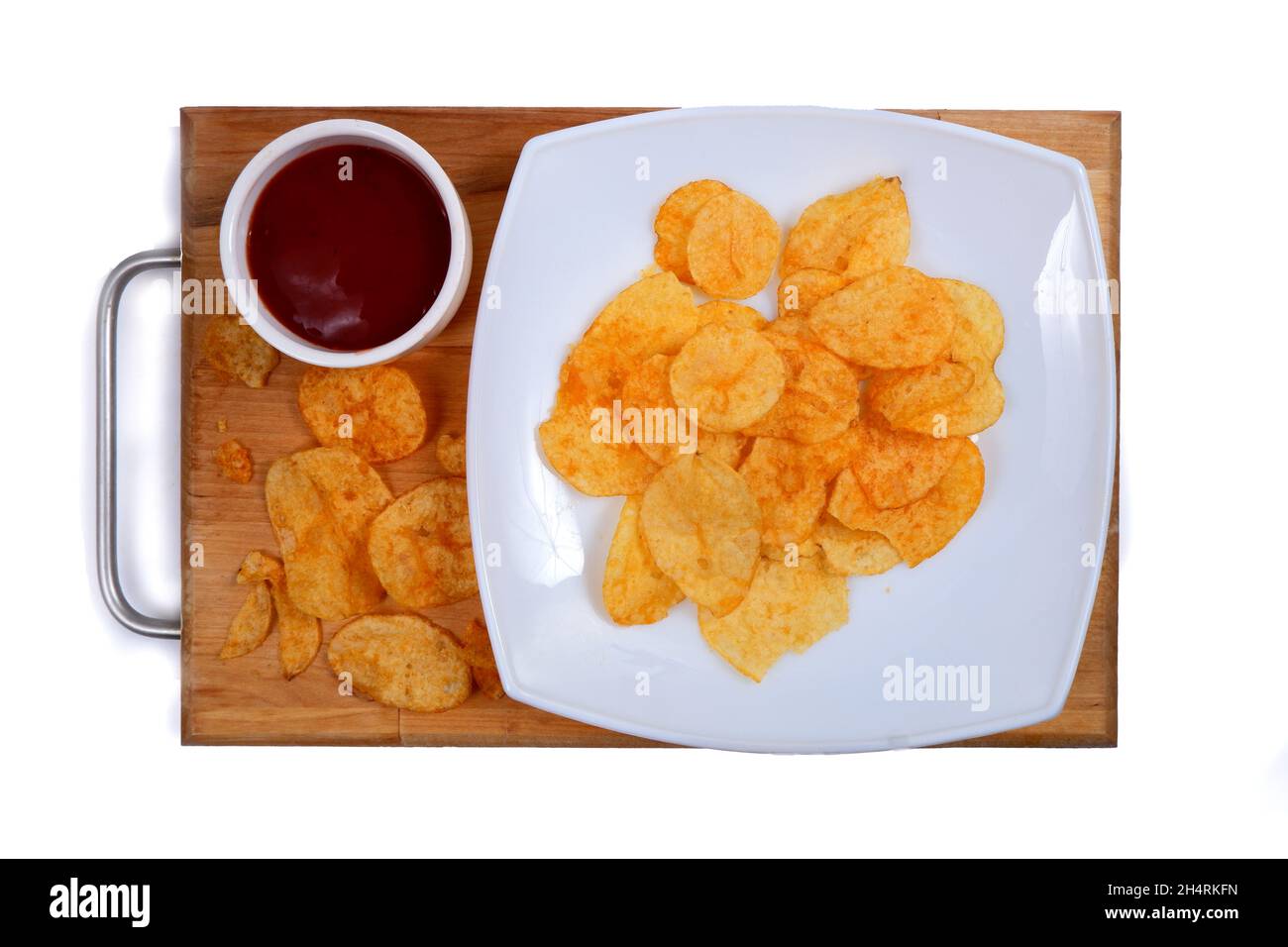 les chips de pomme de terre se trouvent sur une plaque blanche avec ketchup, isolée sur un fond blanc Banque D'Images