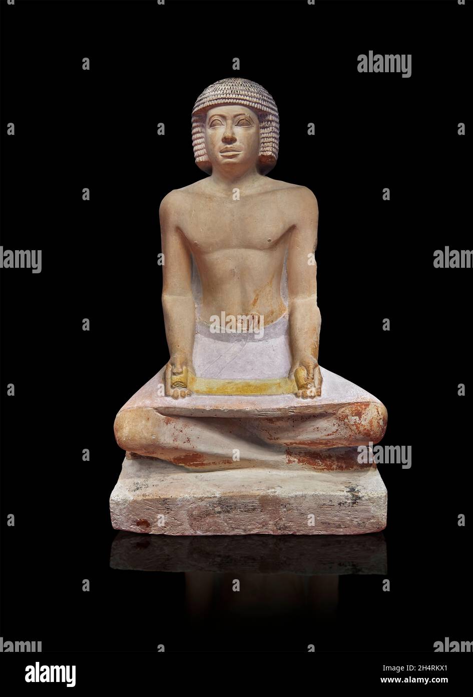 Statue égyptienne sculpture d'un scribe à pattes croisées assis avec un papyrus sur ses genoux, 2500-2530 av. J.-C., 5e dynastie, calcaire.Musée du Louvre Banque D'Images