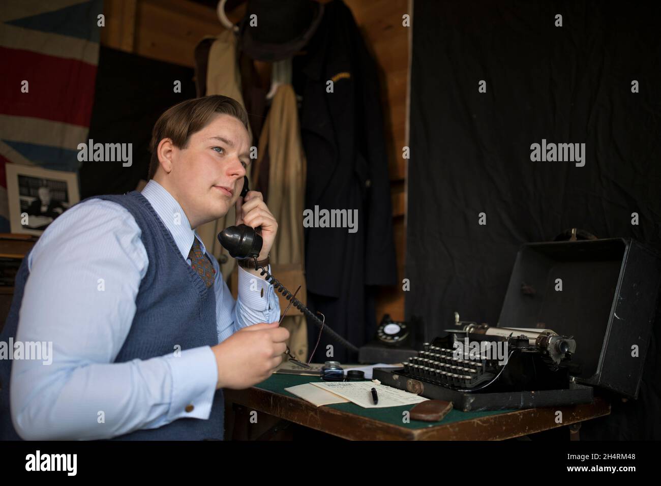 Jeune civiliste au téléphone en tant que gardien de l'ARP dans les années 1940 en Grande-Bretagne de guerre.Les tâches ARP pourraient être des tâches administratives et administratives. Banque D'Images