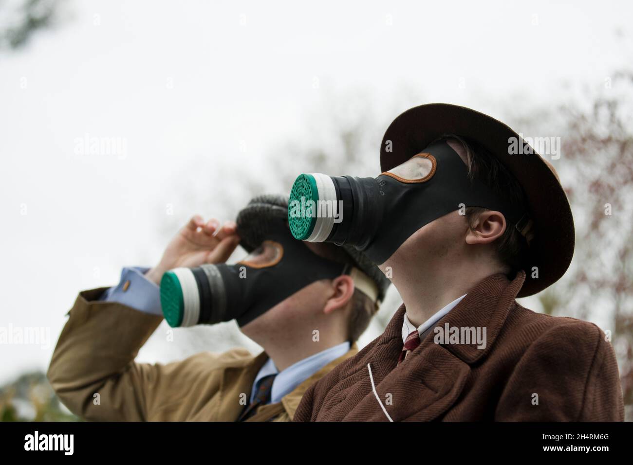 Les travailleurs de Cvilian en Grande-Bretagne en temps de guerre portent des masques à gaz lors de l'audition d'un avertissement de raid aérien. Banque D'Images