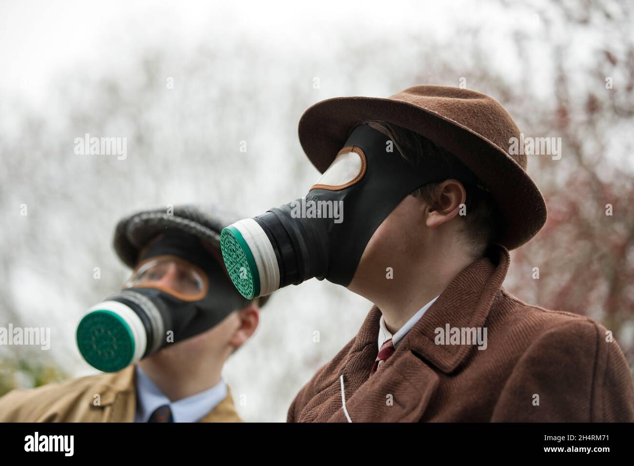 Les travailleurs de Cvilian en Grande-Bretagne en temps de guerre portent des masques à gaz lors de l'audition d'un avertissement de raid aérien. Banque D'Images