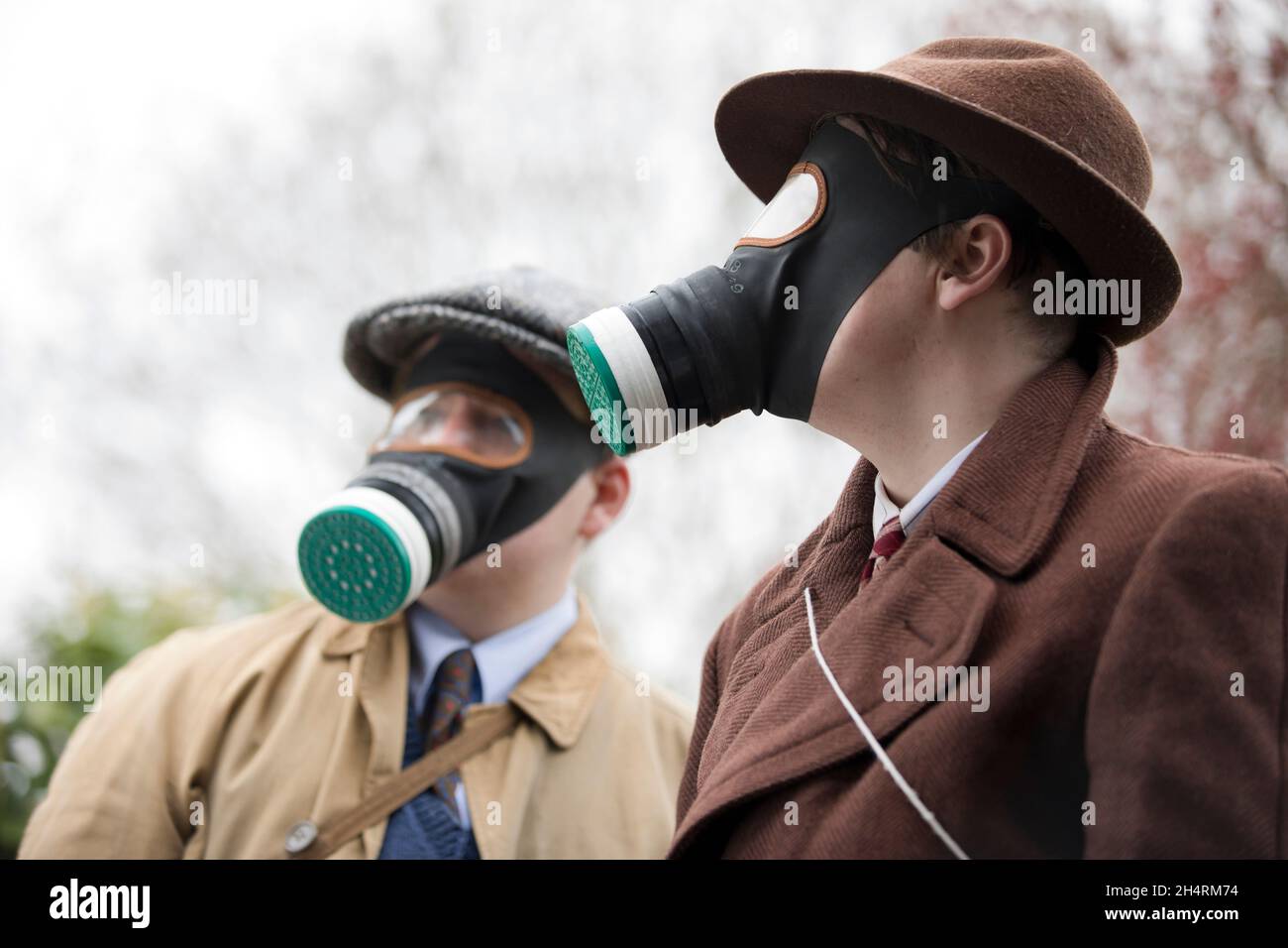 Les travailleurs de Cvilian en Grande-Bretagne en temps de guerre portent des masques à gaz lors de l'audition d'un avertissement de raid aérien. Banque D'Images
