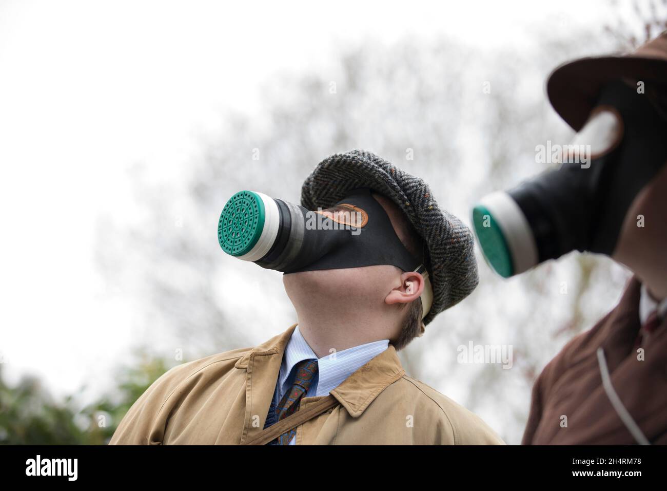 Les travailleurs de Cvilian en Grande-Bretagne en temps de guerre portent des masques à gaz lors de l'audition d'un avertissement de raid aérien. Banque D'Images