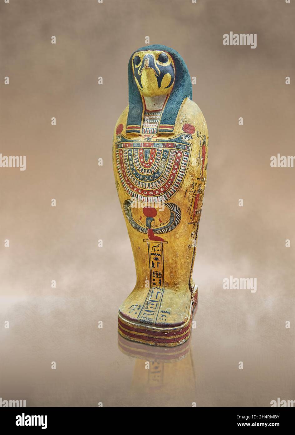 Sarcophage miniature d'Osiris, 0-199 AD, Egypte romaine, bois peint, Musée du Louvre inv E12182.Le sarcophage a un col Ousekh à tête falcon, un carénage Banque D'Images