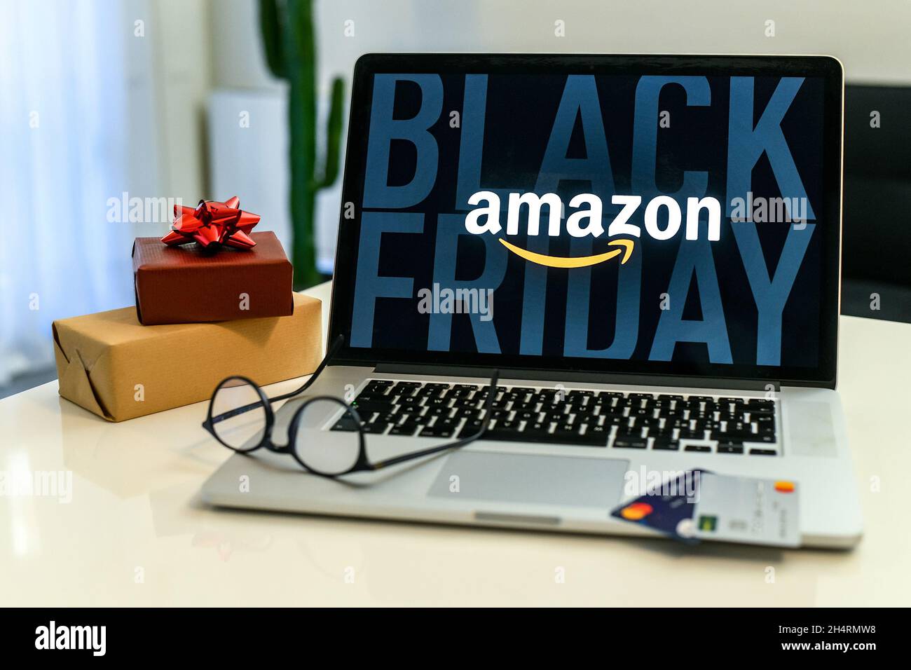 Acheter un cadeau de Noël dans la boutique en ligne Amazon le vendredi  noir.Sur l'écran de l'ordinateur portable.Achat de cadeaux de  Noël.E-commerce, technologie, shopp Photo Stock - Alamy