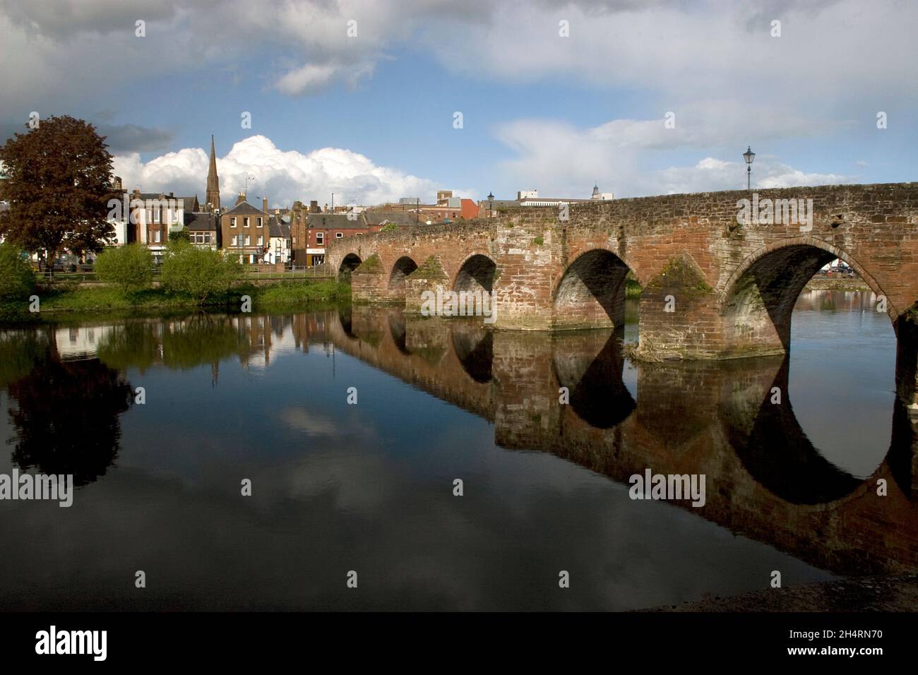 Réflexions sur le pont Devorgilla au-dessus de la rivière Nith, Dumfries & Galloway, Écosse Banque D'Images