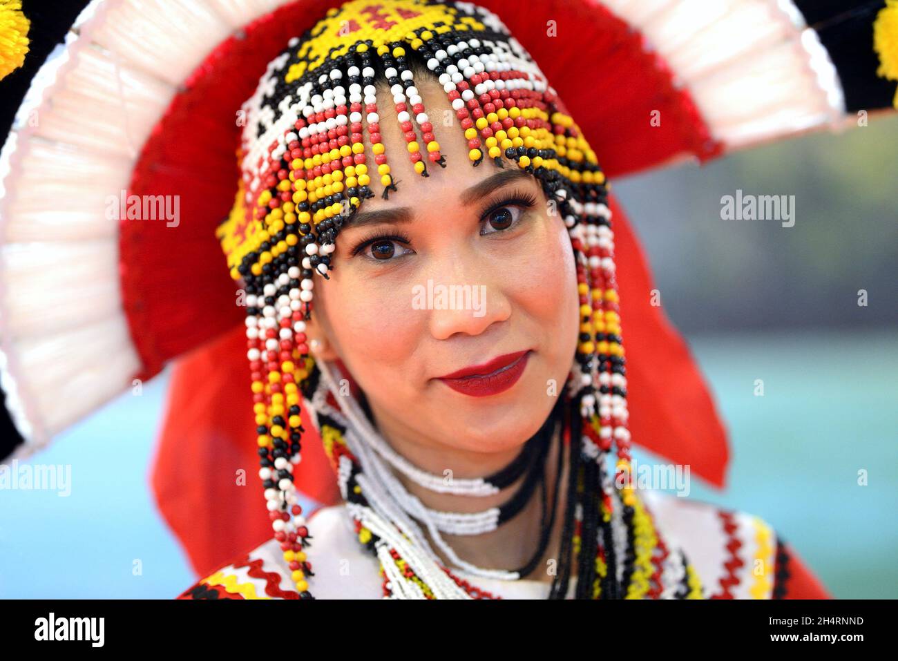 Femme portant le costume traditionnel philippin au stand des Philippines au World Travel Market (WTM) à Excel London, novembre 2021 Banque D'Images