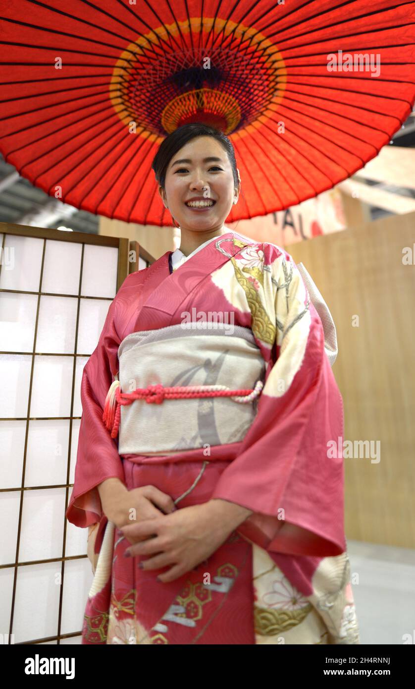 Femme en costume traditionnel japonais sur le stand japonais au World Travel Market (WTM) à Excel London, novembre 2021 Banque D'Images