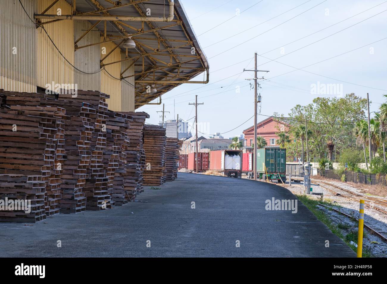 LA NOUVELLE-ORLÉANS, LA - 3 NOVEMBRE 2021 : palettes sur les quais d'entrepôt le long du fleuve Mississippi dans le quartier de Faubourg Marigny Banque D'Images