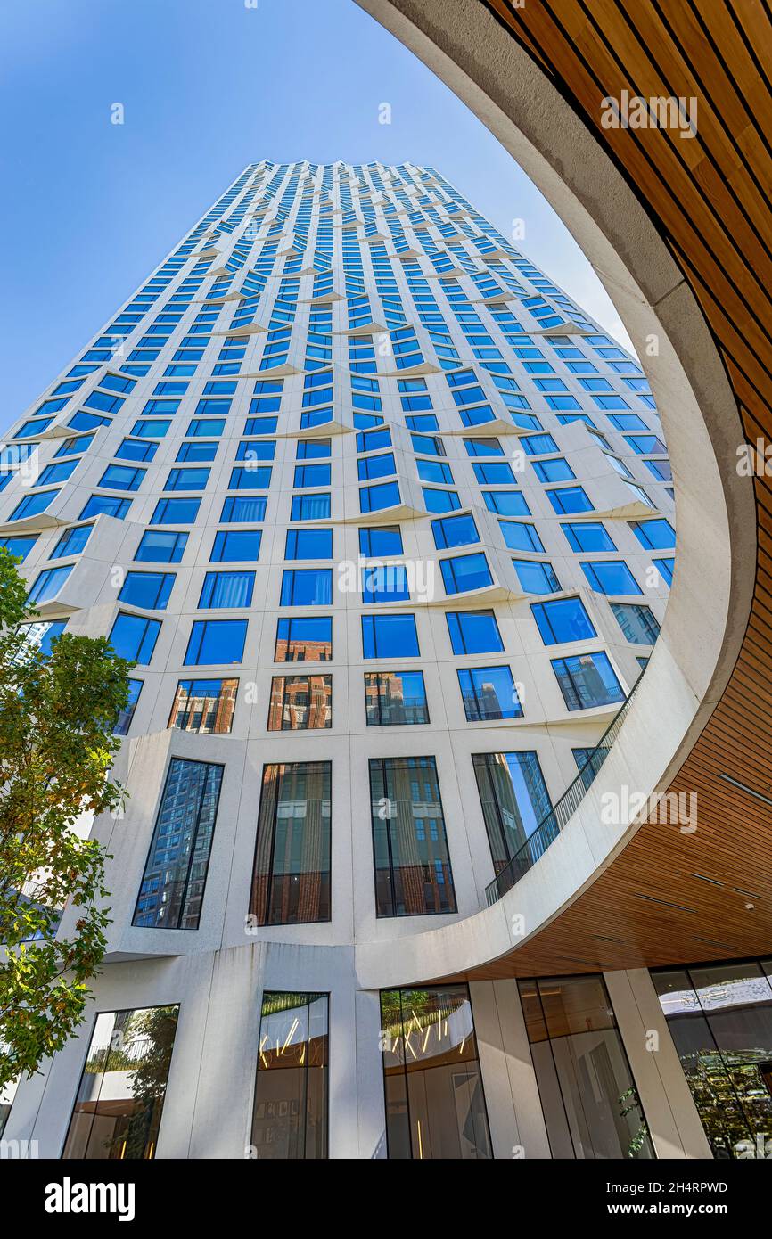 11 Hoyt Street dans le centre-ville de Brooklyn est un appartement résidentiel avec une façade blanche ondulée unique de panneaux de béton préfabriqués et un terrain de voiture traversant. Banque D'Images