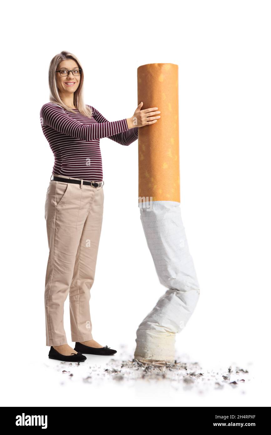 Femme mettant une grande cigarette isolée sur fond blanc Banque D'Images