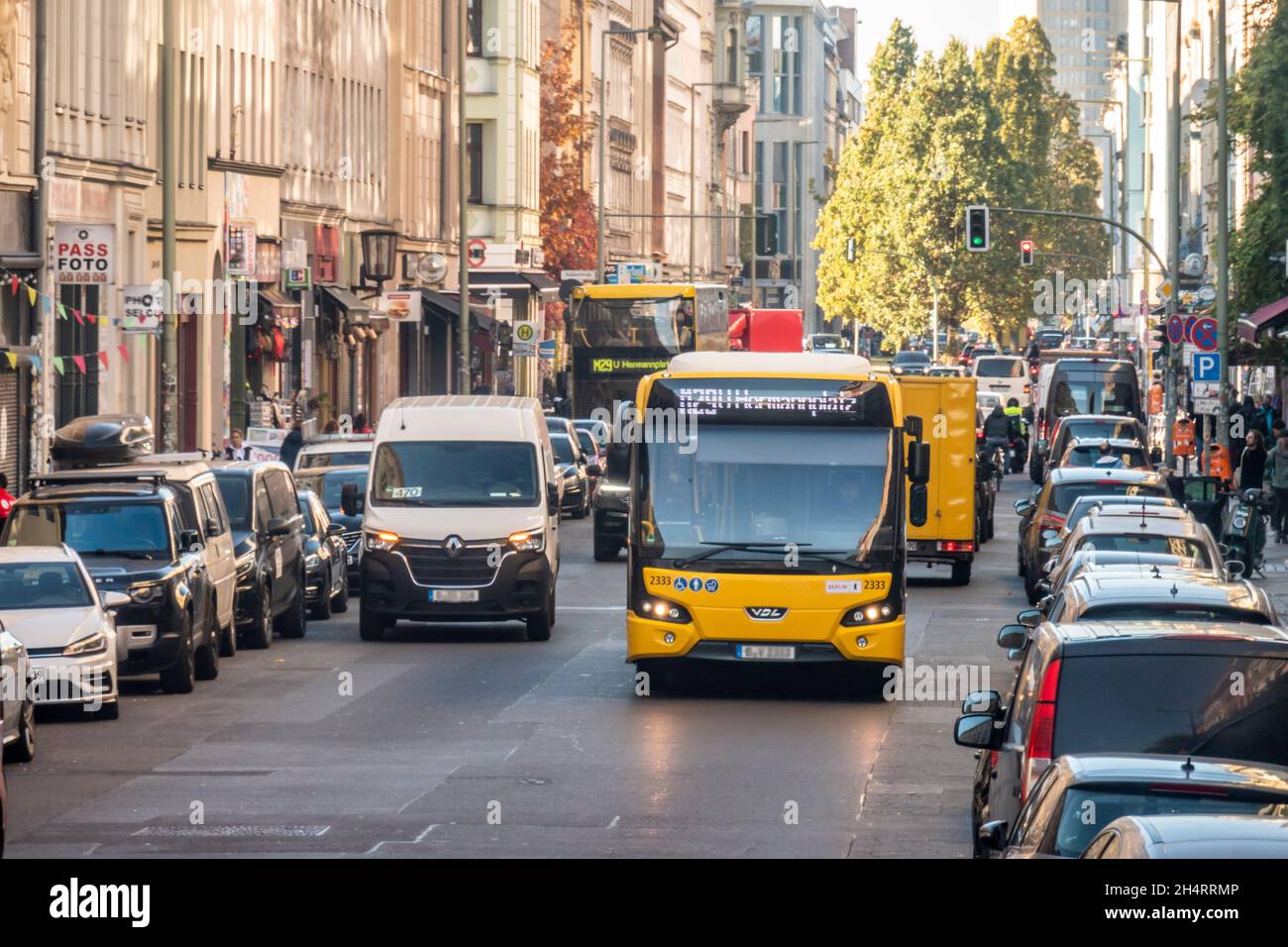 Lieferfahrzeuge blockieren in zweiter Reihe auf der Oranienstrasse in Kreuzberg den Verkehr, Berlin, Kreuzberg Banque D'Images