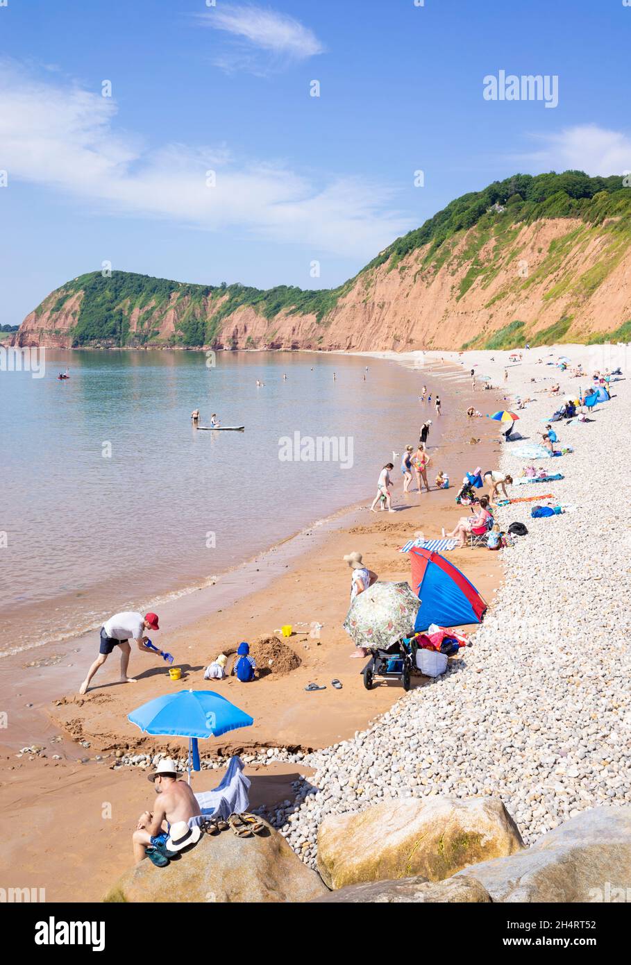 Sidmouth Devon familles sur la plage de Jacobs Ladder Beach sous Peak Hill Sidmouth Town Sidmouth Devon Angleterre GB Europe Banque D'Images