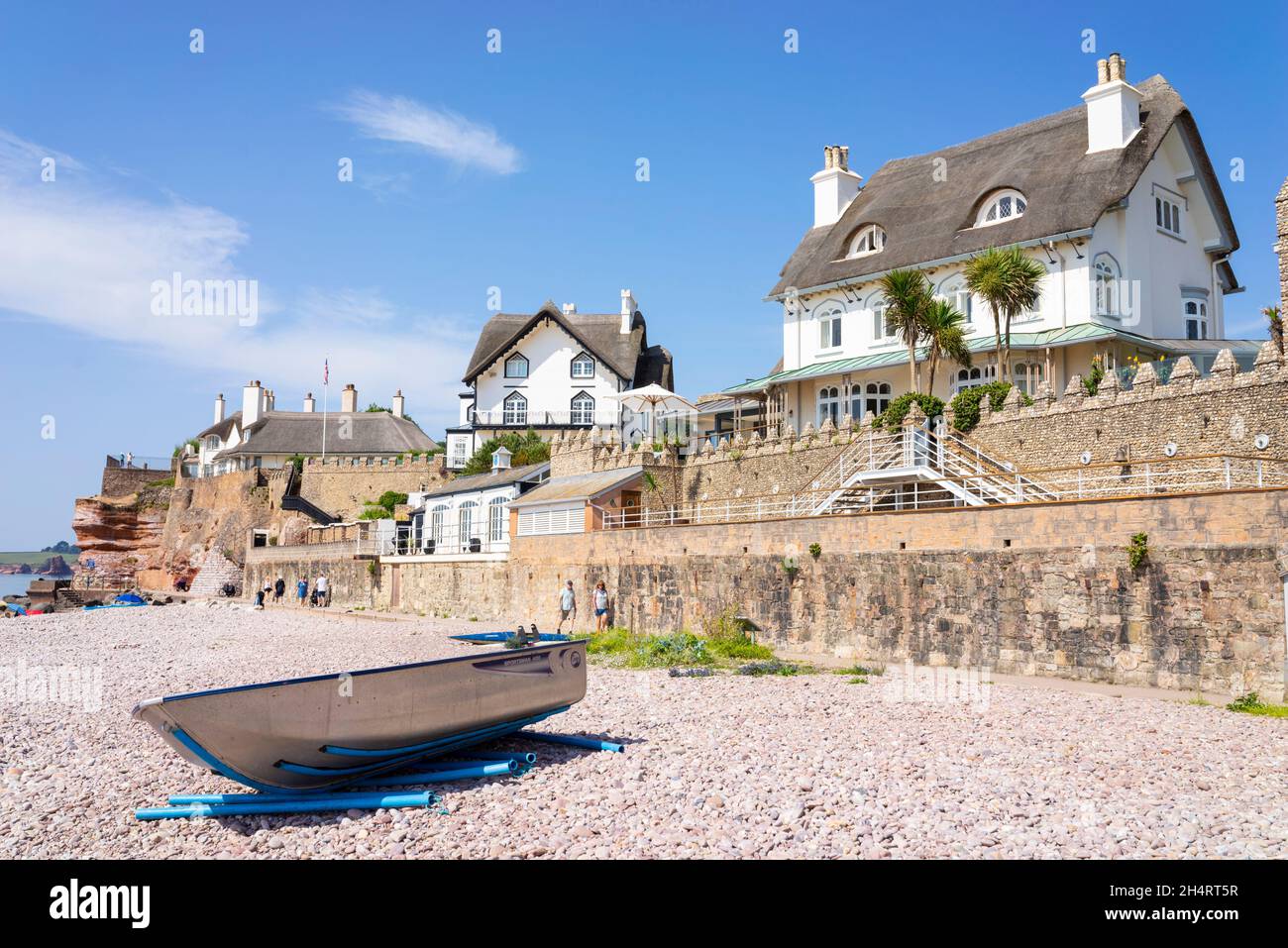 Sidmouth Devon Sidmouth Plage petit bateau sur la plage de galets sous Rock Cottage Hotel et le Beacon Sidmouth ville Sidmouth Devon Angleterre GB Europe Banque D'Images