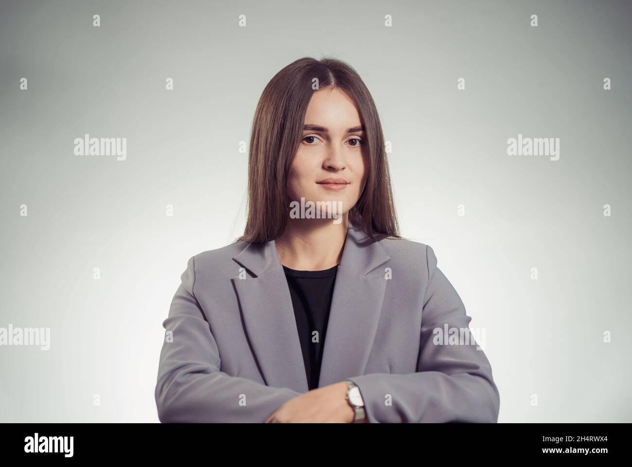 jeune femme brunet portrait dans une veste de bureau à l'arrière-plan du studio Banque D'Images