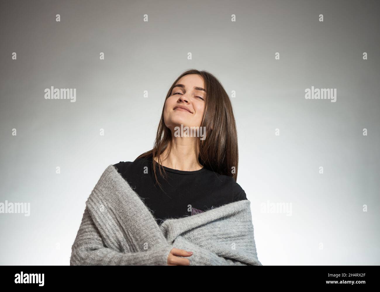 jeune femme brunet souriante portrait en chandail à l'arrière-plan du studio Banque D'Images
